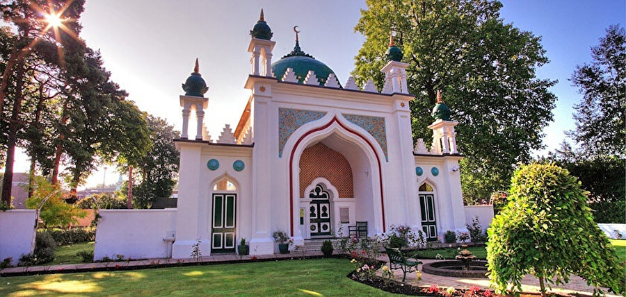 Yahudi bir linguistin yaptırdığı, Hıristiyan bir mimarın tasarladığı ve Müslüman bir prensesin maddi katkılarıyla tamamlanarak 1889’da ibadete açılan İngiltere’nin ilk camii Shah Jahan Mosque