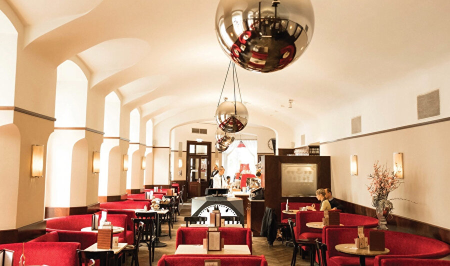 Kafe 1899 yılında açılmıştır ve orijinal iç mekanı, ünlü mimar Adolf Loos tarafından tasarlanmıştır.
