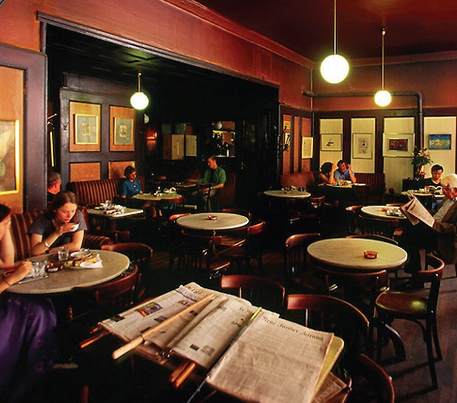 Viyana’nın 1. Bölgesinde Dorotheergasse 6 adresinde bulunan sanatçı kahvehanesi, 1939 yılında Leopold Hawelka tarafından açılmıştır.