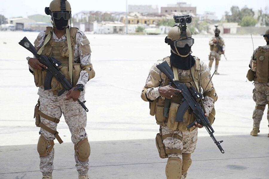2015 yılında, Yemen'in Aden kentindeki uluslararası havaalanında devriye gezen Suudi Arabistan askerleri. 