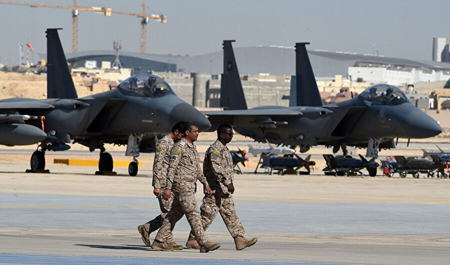 Suudi Arabistan ordusunun envanterinde yer alan F-15 savaş uçakları.