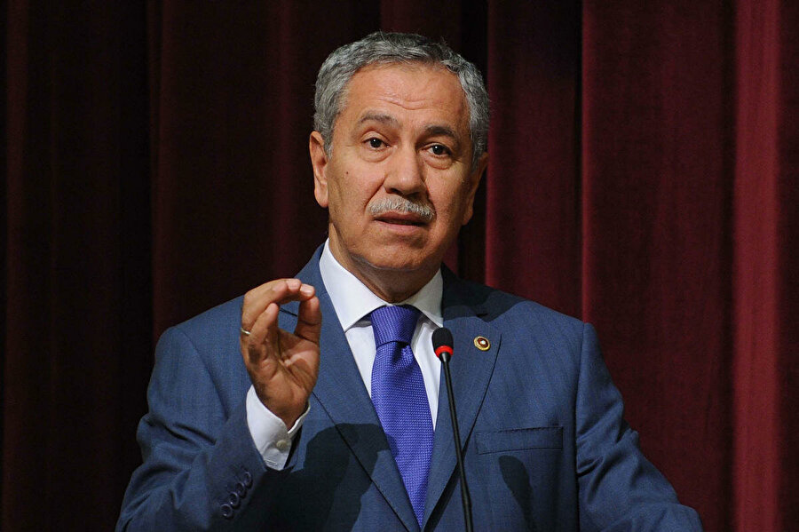Esra Elönü: Bence siyasi ayağınızı alçıya alın ve düşünün. İster hiddetlenin, hukuk kitaplarını boca edin, ister su kaynatın sinirden buharınızdan, göz gözü görmesin. Siz adaletin gurbetinde kalmışsınız!