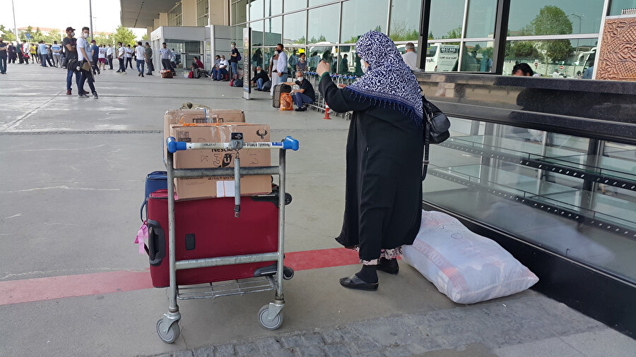Bursa Şehirlerarası Otobüs Terminali’nde, Ramazan Bayramı öncesi İçişleri Bakanlığı'nın 65 yaş ve üstü vatandaşlara seyahat izni vermesinin ardından yoğunluk yaşandı.