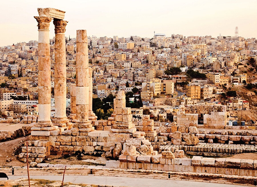 Amman, Ürdün'ün başkenti ve en büyük şehri olup ülkenin siyasi, kültürel ve ticari merkezidir. 