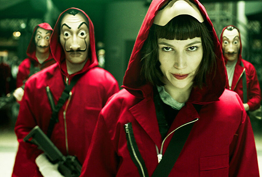  La casa de papel’de hikâyeyi üst bir ses eşliğinde Tokyo karakterinin anlatımıyla dinliyor, yer yer başvurulan flashbackler ve flashforwardlarla izliyoruz. 