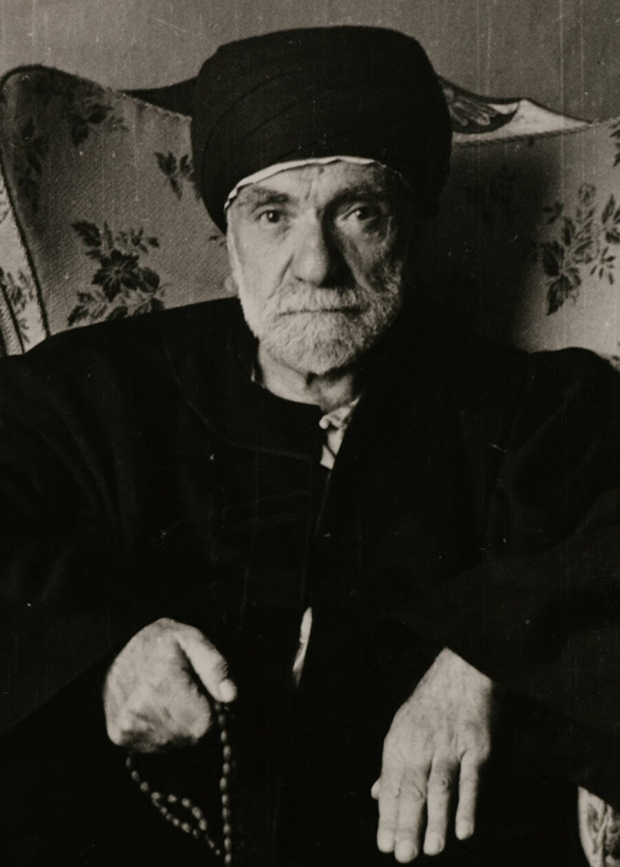 Hz. Pîr Nureddîn Cerrahî Âsitânesi şeyhi Fahreddin Efendi, Haznedar Mustafa Efendi’nin kalacak yer ihtiyacını Hz. Pîr’in evini ona tahsis ederek çözer.