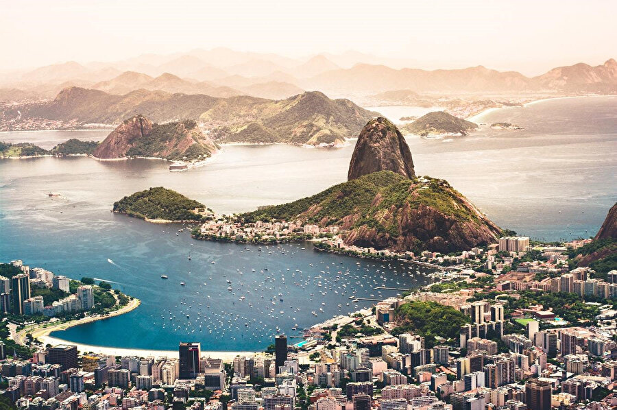 Rio de Janeiro, bulunduğu eyaletin başkenti ve Brezilya'nın en büyük ikinci kentidir.