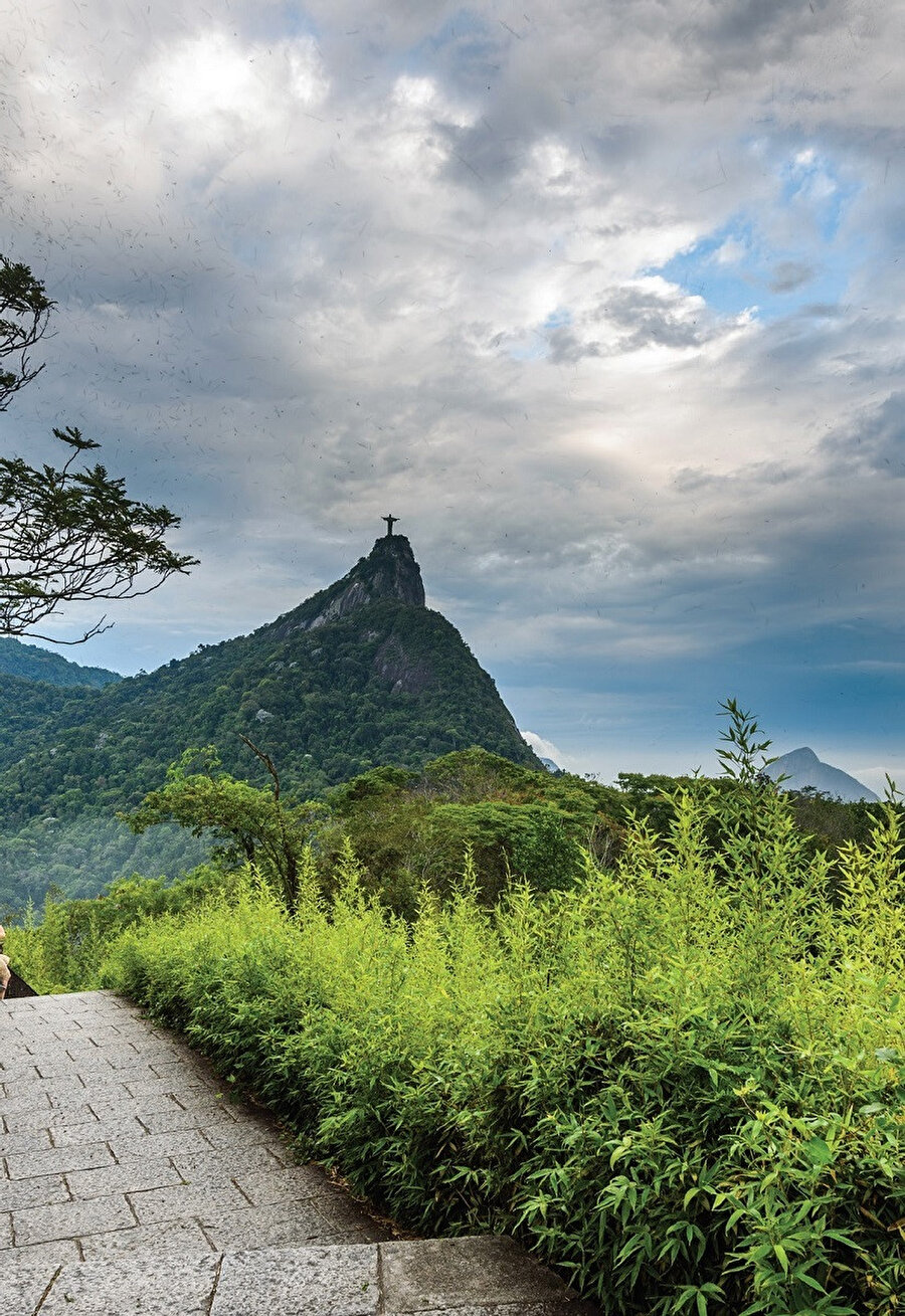 Corcovado, Portekizce’de kambur anlamına gelmektedir ve 710 metrelik granit dağ ulusal bir park olan Tijuca Ormanı’nda yer alır. 