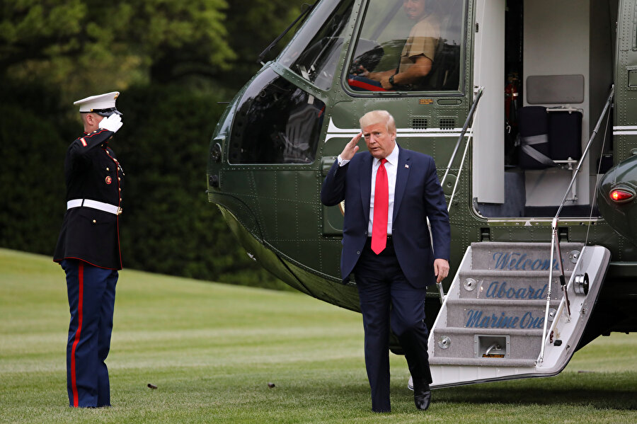 ABD Başkanı Donald Trump helikopterden inerken görünüyor.