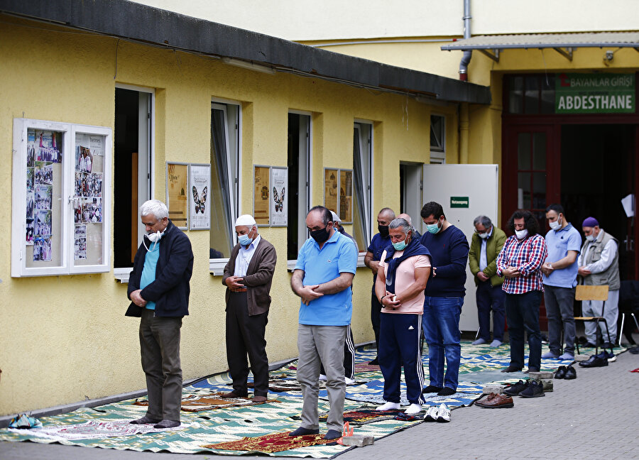 Almanya'da COVID-19 salgını sonrası ilk cuma namazı kılındı