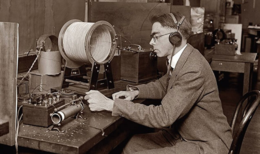 Teknik açıdan bakıldığında, radyoyu önceleyen en önemli gelişme telsiz telgraf haberleşmesinin kullanılmaya başlaması olmuştur.