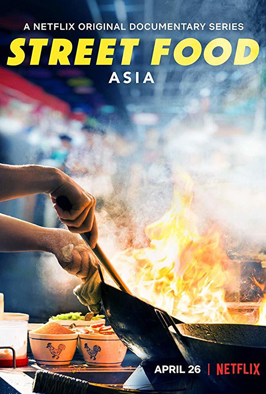Farklı ülke mutfaklarına ilgi duyanların kaçırmaması gereken yapımlardan biri, geçtiğimiz günlerde Netflix’te yayına sunuldu. Street Food isimli ilk sezonu 9 bölümden oluşan dizi, izleyiciyi sokak yemekleri üzerinden küresel bir kültür yolculuğuna çıkartarak, lezzetli yemek yapan aşçıların öyküleriyle buluşturuyor. Tayland, Japonya, Hindistan, Endonezya, Tayvan, Güney Kore, Vietnam, Singapur ve Filipinler mutfaklarından oldukça sıra dışı yemeklerin sunulduğu mini belgesel dizinin her bölümü ortalama 30 dakikadan oluşuyor.