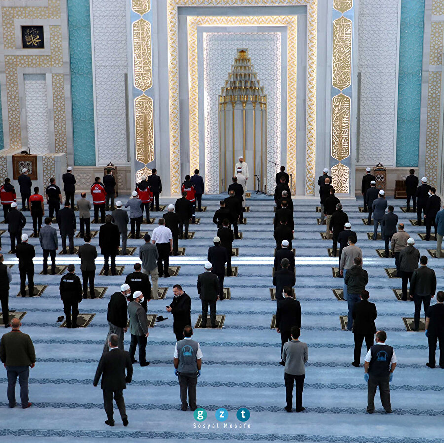 🕌 Ankara'da, bayram namazı kısıtlı sayıda cemaatle kılındı