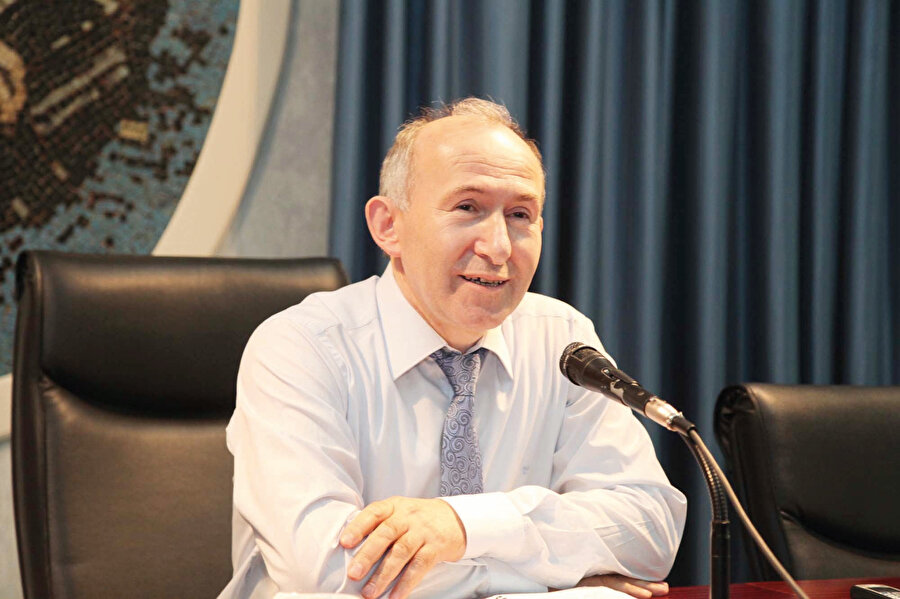 Gerçekten de nesillerimiz şanlı Efendimiz’i (sav) hakkıyla tanımıyor. Bu itibarla eser, sadece Peygamber Efendimiz’i tanıtmak için de yazılmadı. Ecdadımızın O’na olan büyük aşkına, sevdasına, sevgisine ışık tutarak o aşkı kalplere sunmayı da hedef edinmiştir. 