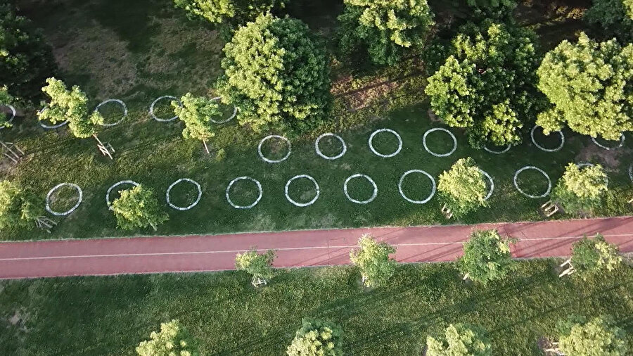 Caddebostan sahilinde sosyal mesafe çemberleri çizildi