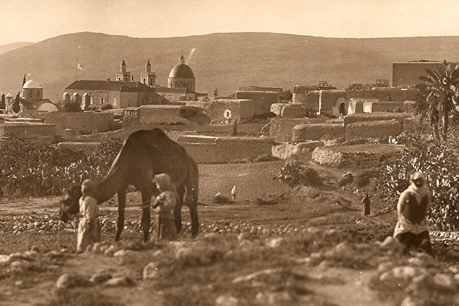 “Arap diyarının ilk kadın fotoğrafçısı” olarak anılan Kerime Abbud’un objektifinden.