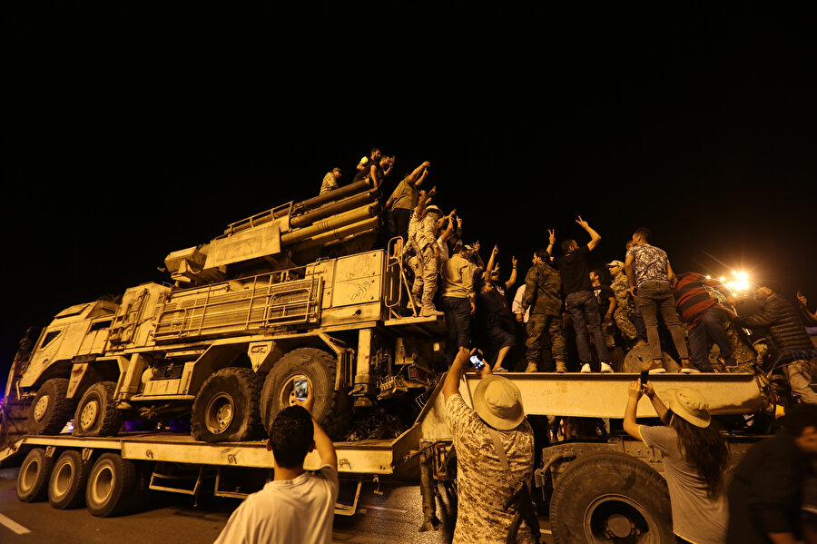 Ulusal Mutabakat Hükümeti'ne bağlı Libya Ordusu'nun ele geçirdiği Rus yapımı hava savunma sistemi Pantsir başkent Trablus'ta görünüyor.