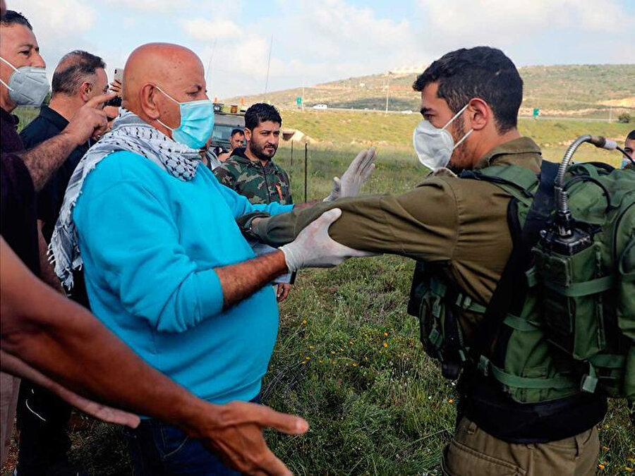 İşgal altındaki Batı Şeria'daki Nablus kentinde İsrail askerleri tarafından arazilerine geçişleri engellenen Filistinliler. 
