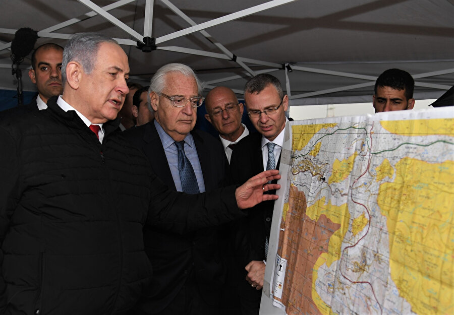 İsrail Başbakanı Netanyahu, ABD'nin İsrail Büyükelçisi David Friedman (ortada) ve Turizm Bakanı Yariv Levin'le birlikte Batı Şeria'nın ilhakının müzakere ederken görülüyor.