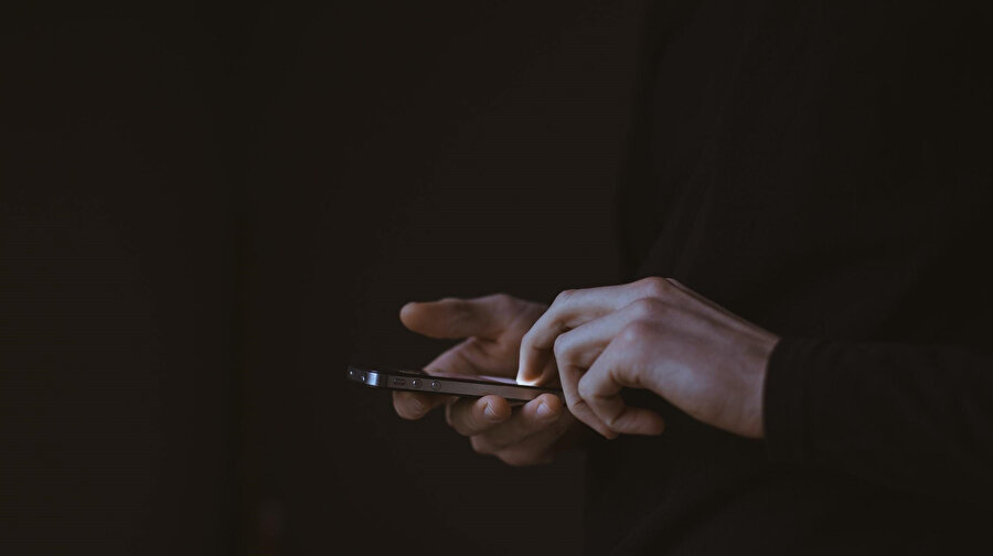 Çift mavi tik oluyor ve cevap vermiyor Nergis ama çevrimiçi kalıyor kim bilir kimlerle konuşuyor diye düşünüyorum canım yanıyor.