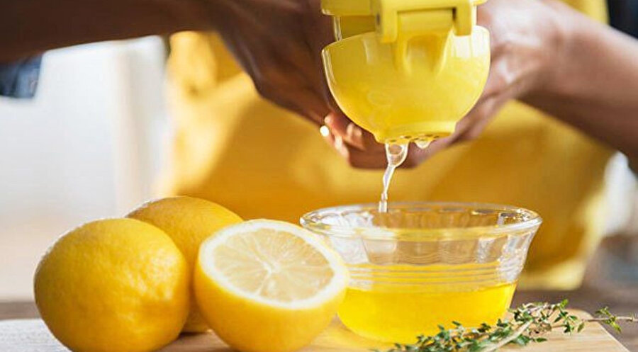 Limonun, lekelerde ağartıcı özelliği olduğu gibi cildin temiz kalmasını da sağlar.
