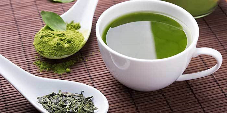 Zayıflamak isteyenlerin baş tacı olan yeşil çay, bu sefer de cildimizdeki lekeler için karşımızda. 