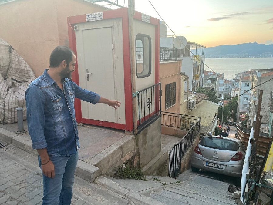 El freni tam çekilmeyen otomobil yokuş aşağı sürüklenerek merdivenden uçtu -DHA