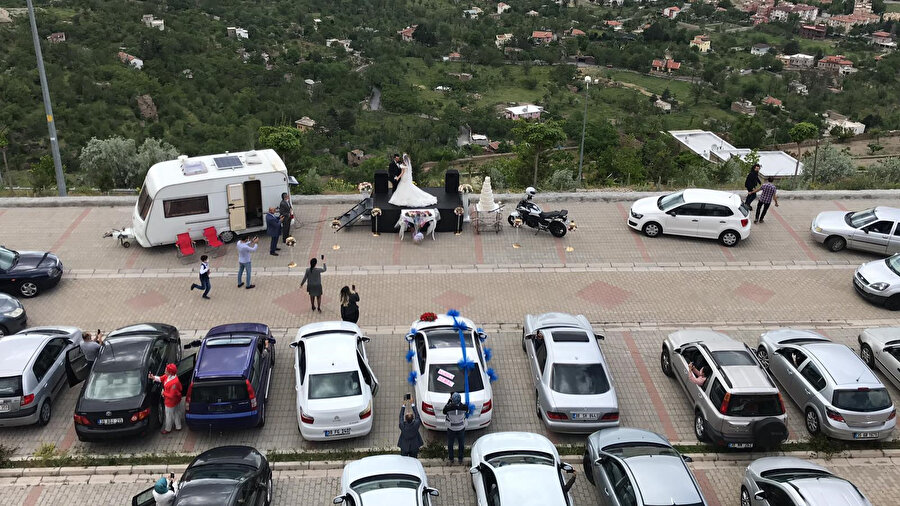 Gelin damat pistte oynarken davetliler araçlarında izledi