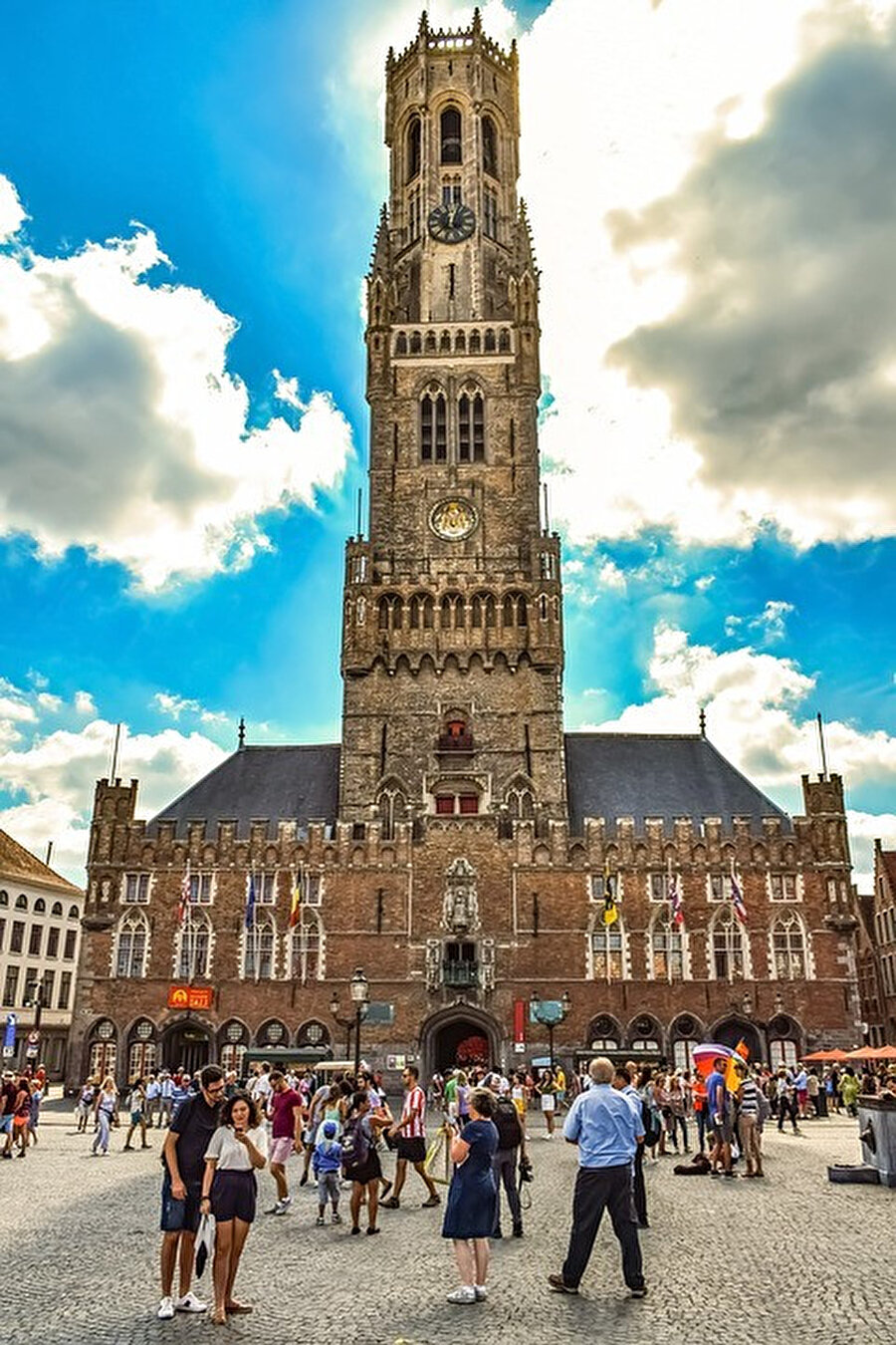 Bruges Çan Kulesi bir ortaçağ çan kulesidir ve şehrin en önemli simgesidir.