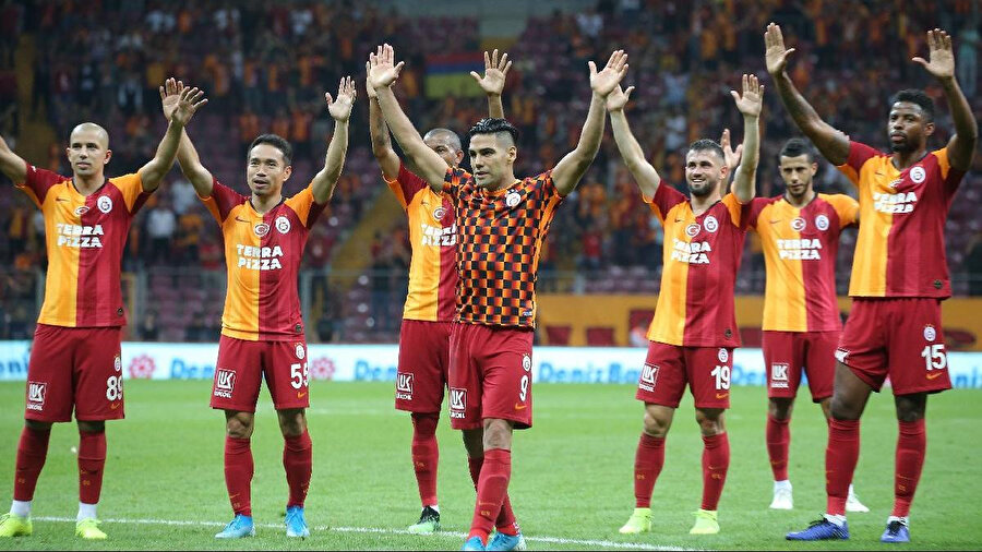 Galatasaray Futbolcular Dahil Tum Calisanlarin Maasinda Kesintiye Gitti