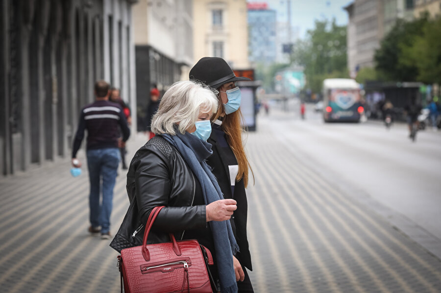 Slovenya'da maske takan iki kadın böyle görüntülenmişti.