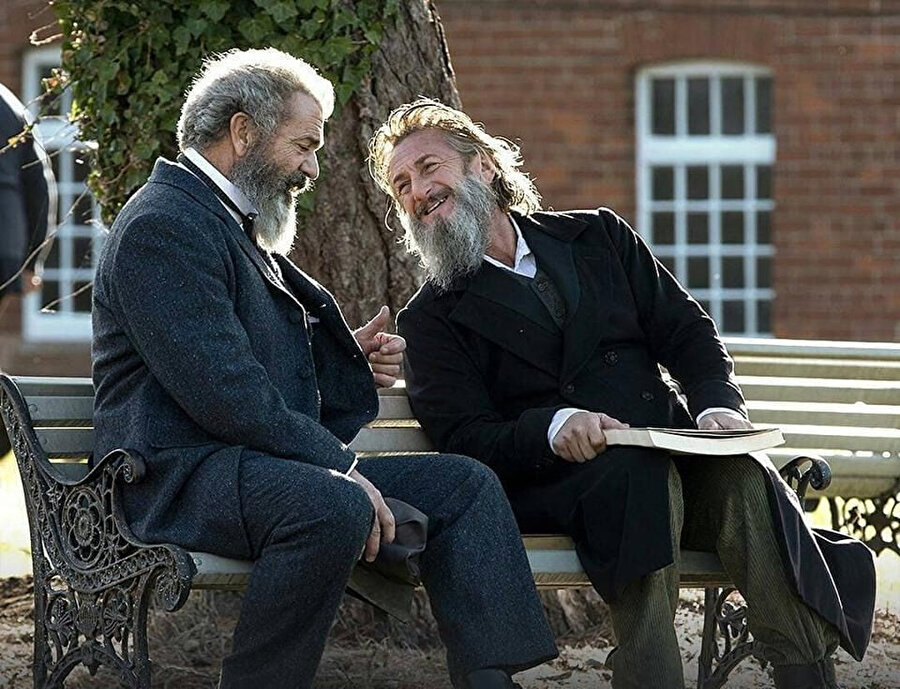 Mel Gibson, Deli ve Dahi filminin başrolünde yer alıyır