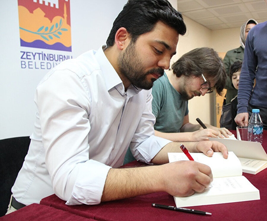 Birbiriyle çok uzak karakterlerin toplamda aynı büyük hikayenin parçaları olduğu pek çok kitap okumuşuzdur. 