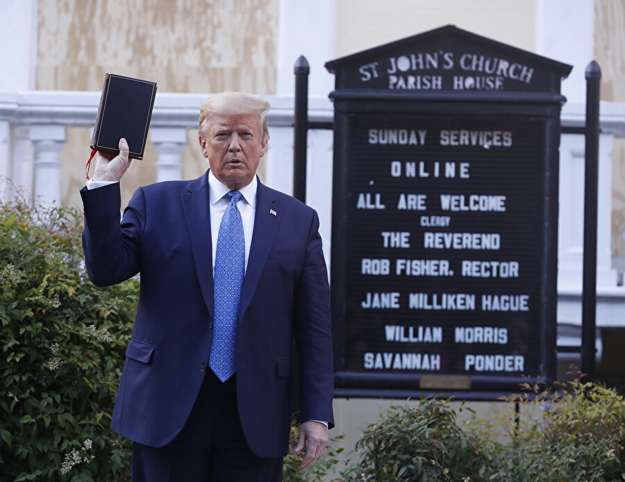 ABD Başkanı Donald Trump St John's Kilisesinin önünde elinde incille görünüyor.