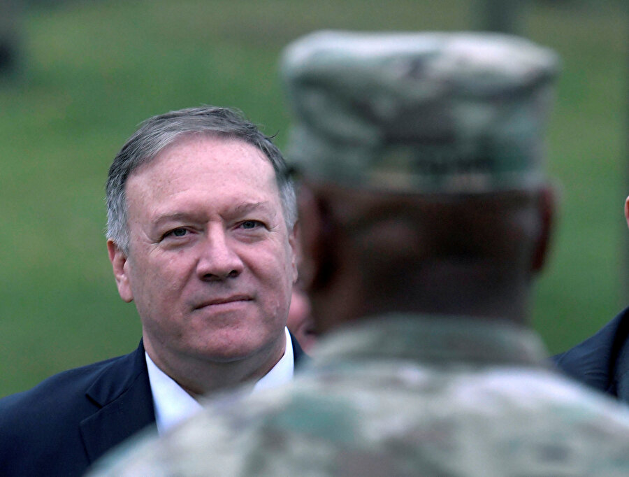 ABD Dışişleri Bakanı Mike Pompeo ve bir asker aynı karede görünüyor.