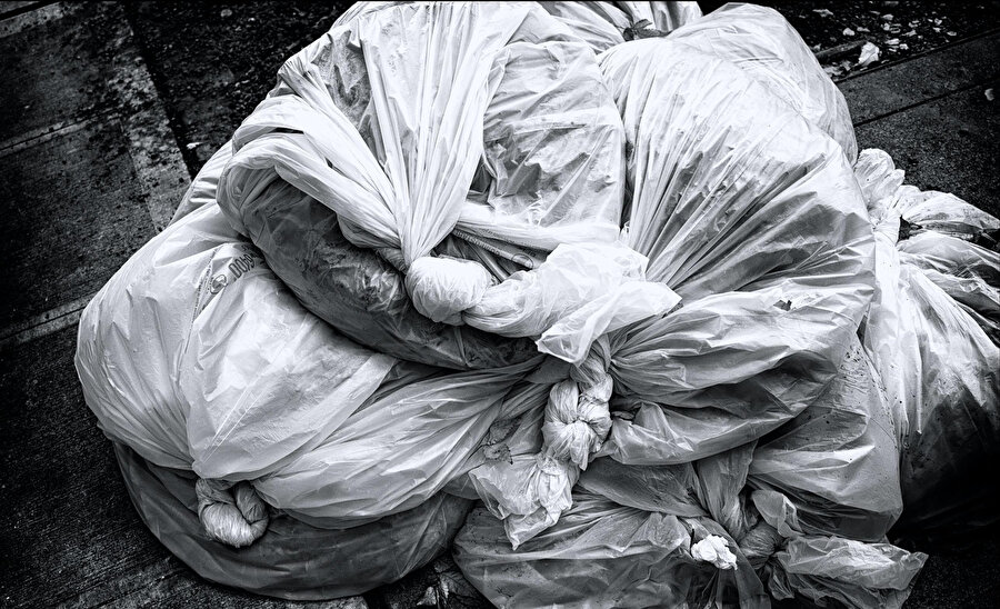 Doğayla, insan elinden çıkanların arasındaki plastik perde.