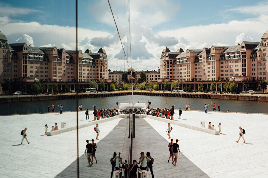 Oslo aynı zamanda şehrin bulunduğu eyaletin adıdır. Kopenhag,ve Stockholm'nin ardından İskandinavya'nın dördüncü büyük şehridir.