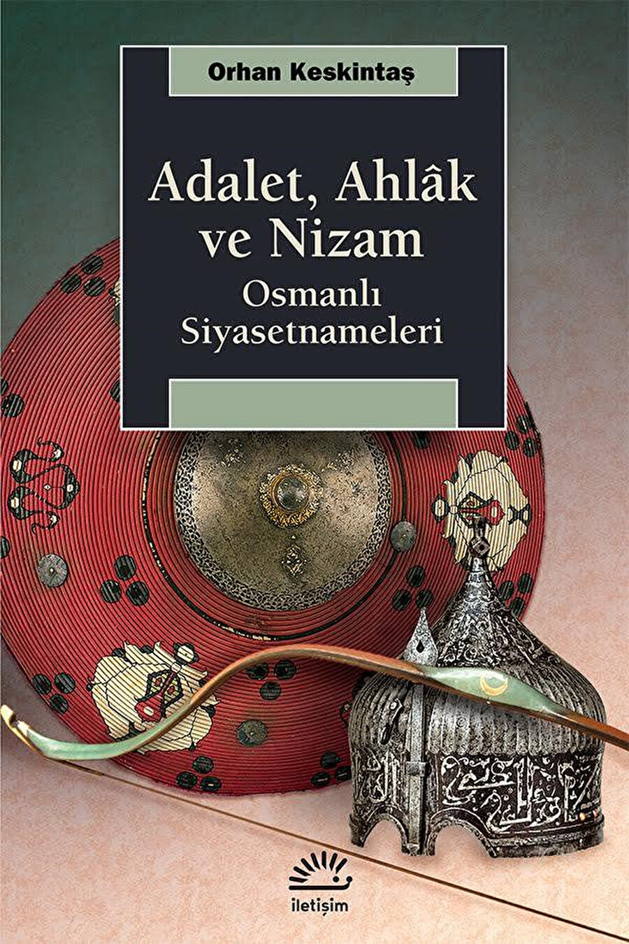 Nizam (ve nizam-ı âlem), ahlâk, adalet, devlet… Osmanlı tarihi bahislerinin “kutlu” kavramları bunlar. Genellikle, ezel-ebed bir iktidar ideolojisini temellendirmek üzere, hamasi bir tınıyla kullanılan kavramlar. Kitap, bu kavramları açarak, Osmanlı-İslam düşüncesinin kapsamlı bir incelemesini yapıyor. Orhan Keskintaş, Osmanlı öncesi İslam siyasi düşüncesinin temel ayrımlarından birini, “istikrar teolojisi” ile “nizam ontolojisi” arasında koyuyor. Bu ayrışma, belki onun modern İslamcı düşüncenin siyasal alanı merkeze alan açıklama çerçevesine getirdiği eleştiriyle de birlikte düşünülmeli. Yazar, Osmanlı siyasi düşünce deneyiminin mirasını, birlikte yaşam imkânının bilgisi için değerlendirmeyi öneriyor. Zengin bir malzemeyi esnek bir analitik çerçeve içinde kullanan bir düşünce tarihi seyahati.