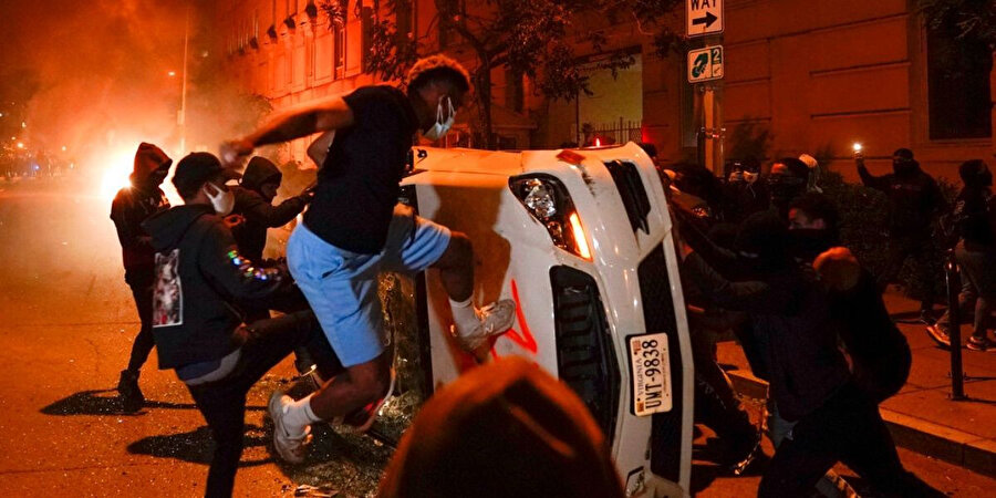 Protestocular şehrin birçok yerini ateşe verdi