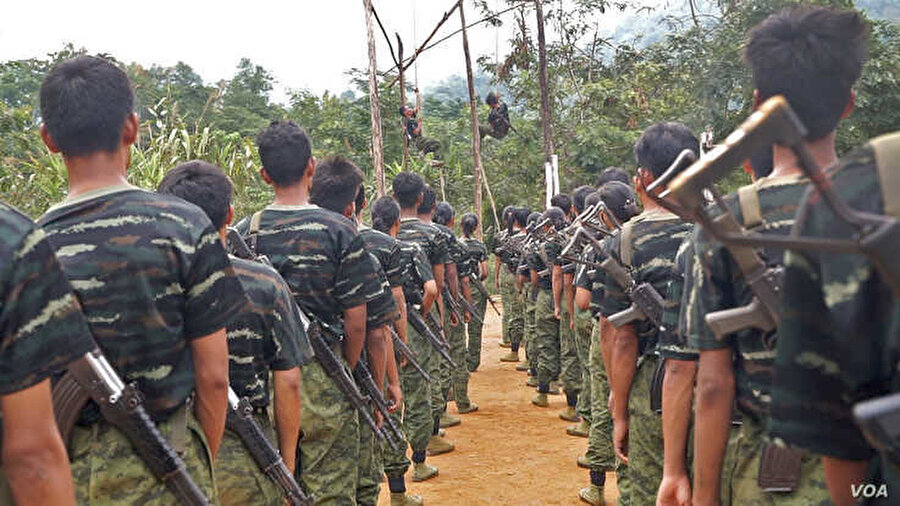 Budist Arakan Ordusu örgütü militanları.