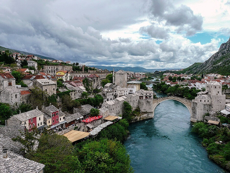 Bosna-Hersek, Balkanlar'da 51.197 km²'lik yüz ölçümü ve 2013 sayımına göre 3,531,159 nüfusa sahip ülkedir.
