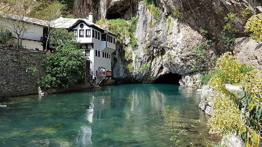 Bosna-Hersek’in Mostar kenti yakınlarındaki Blagay Alperenler Tekkesi, 600 yıl önce Anadolu’dan bölgeye gelen dervişler tarafından Buna Nehri’nin kaynağına kurulmuştur.