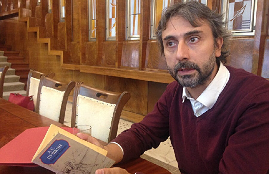 Dört bir yanım kitap olduğu için de dille kitaptan başka bir şey yapılabileceği hiç aklıma gelmedi.