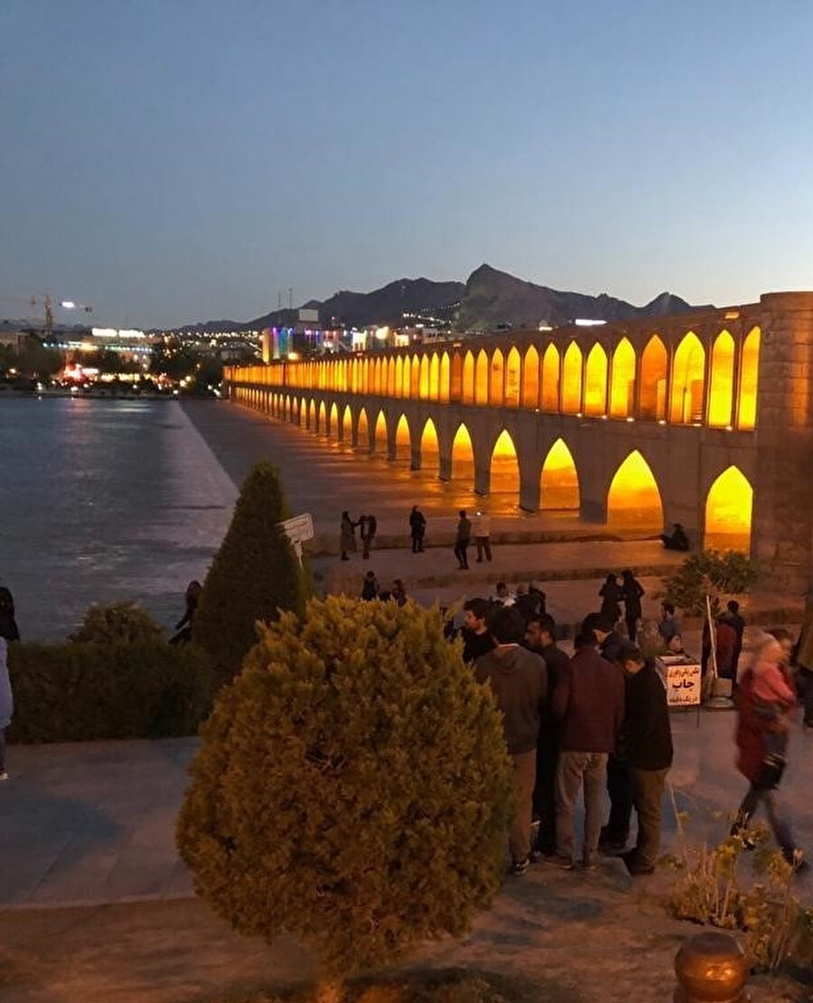 İsfahan'daki Zayenderud nehri üzerindeki Sio-Seh Pol köprüsü.