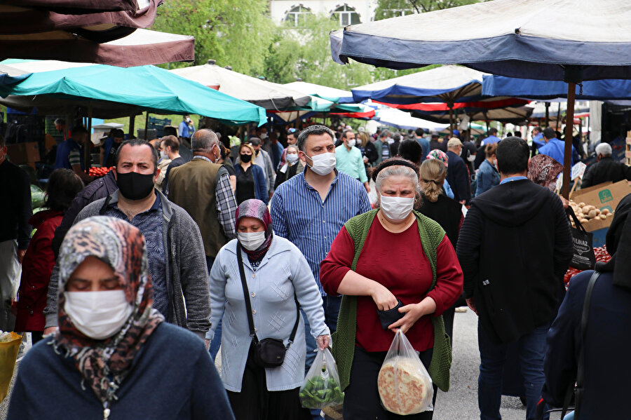 Ankara'daki semt pazarında alışveriş yapan vatandaşlar böyle görüntülenmişti.