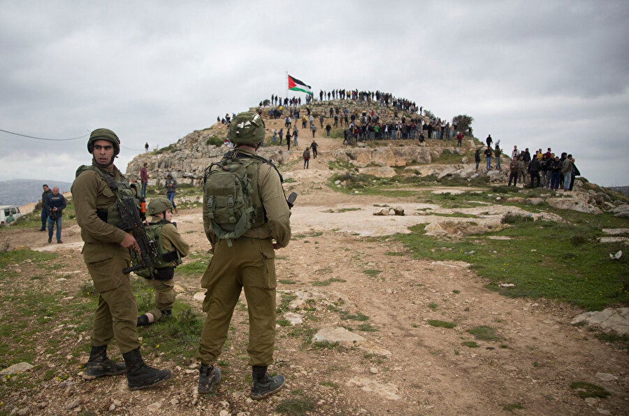 İşgal altındaki Batı Şeria'da yasa dışı İsrail yerleşim yerlerini protesto eden Filistinliler.