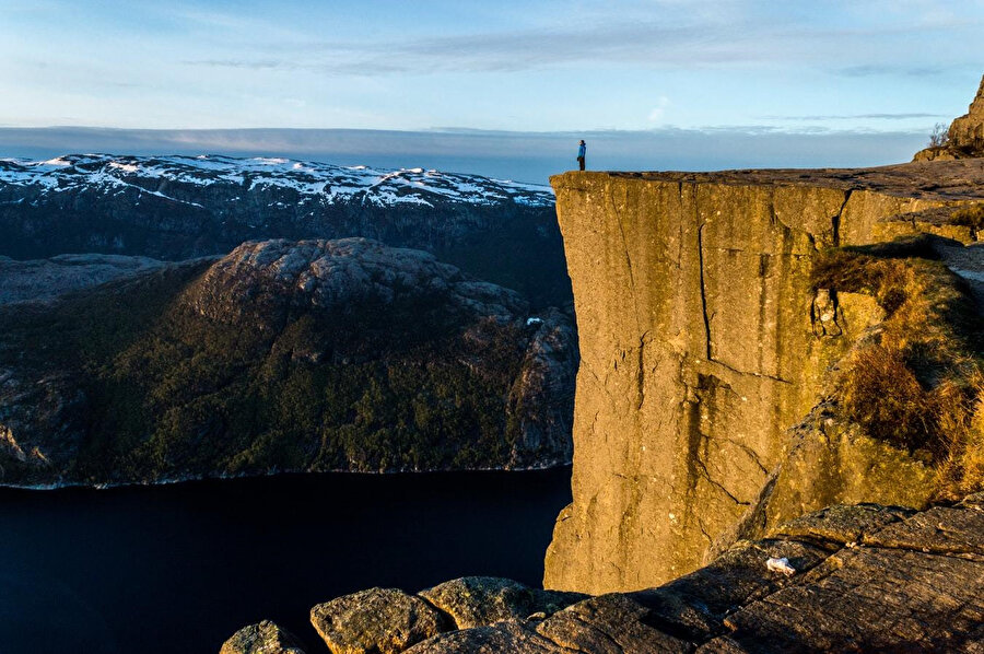 Preikestolen, Lysefjorden'in 604 metre yukarısında yükselen dik bir uçurumdur.