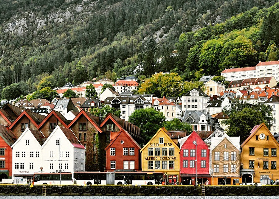 Bergen, Norveç'in güneybatı kıyısında, Hordaland eyâletine bağlı en büyük ikinci şehridir.