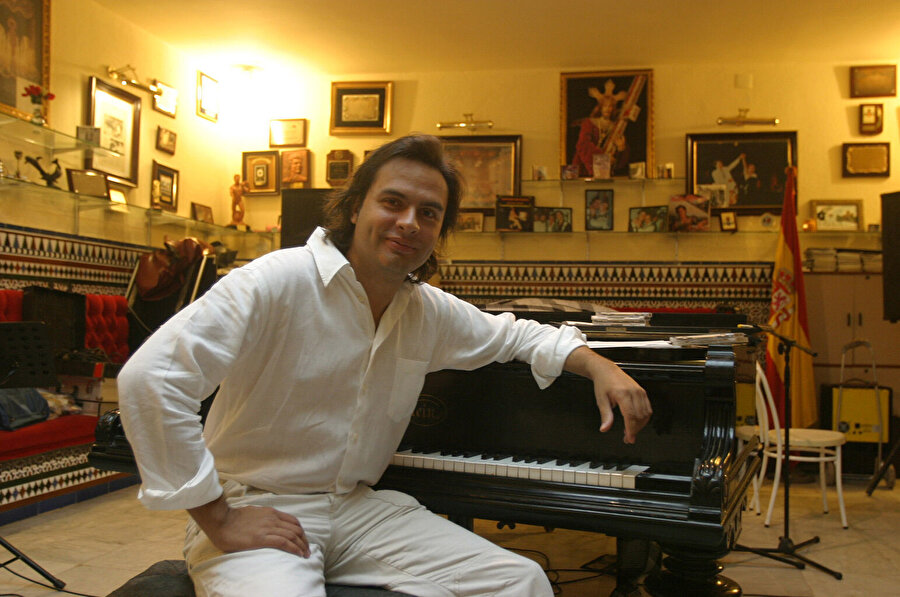 Manolo Carrasco, bir orkestra şefi ve piyanisttir.