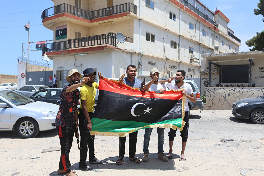 Hafter milislerinin tuzakladığı patlayıcılardan temizlenen evlerine kavuşan Libyalılar böyle görüntülendi.